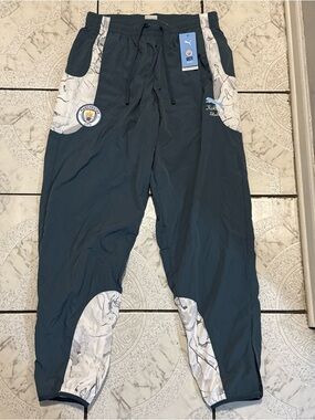 New KIDSUPER X Puma Manchester City Travel Pants Men’s Size Medium 606854-16
